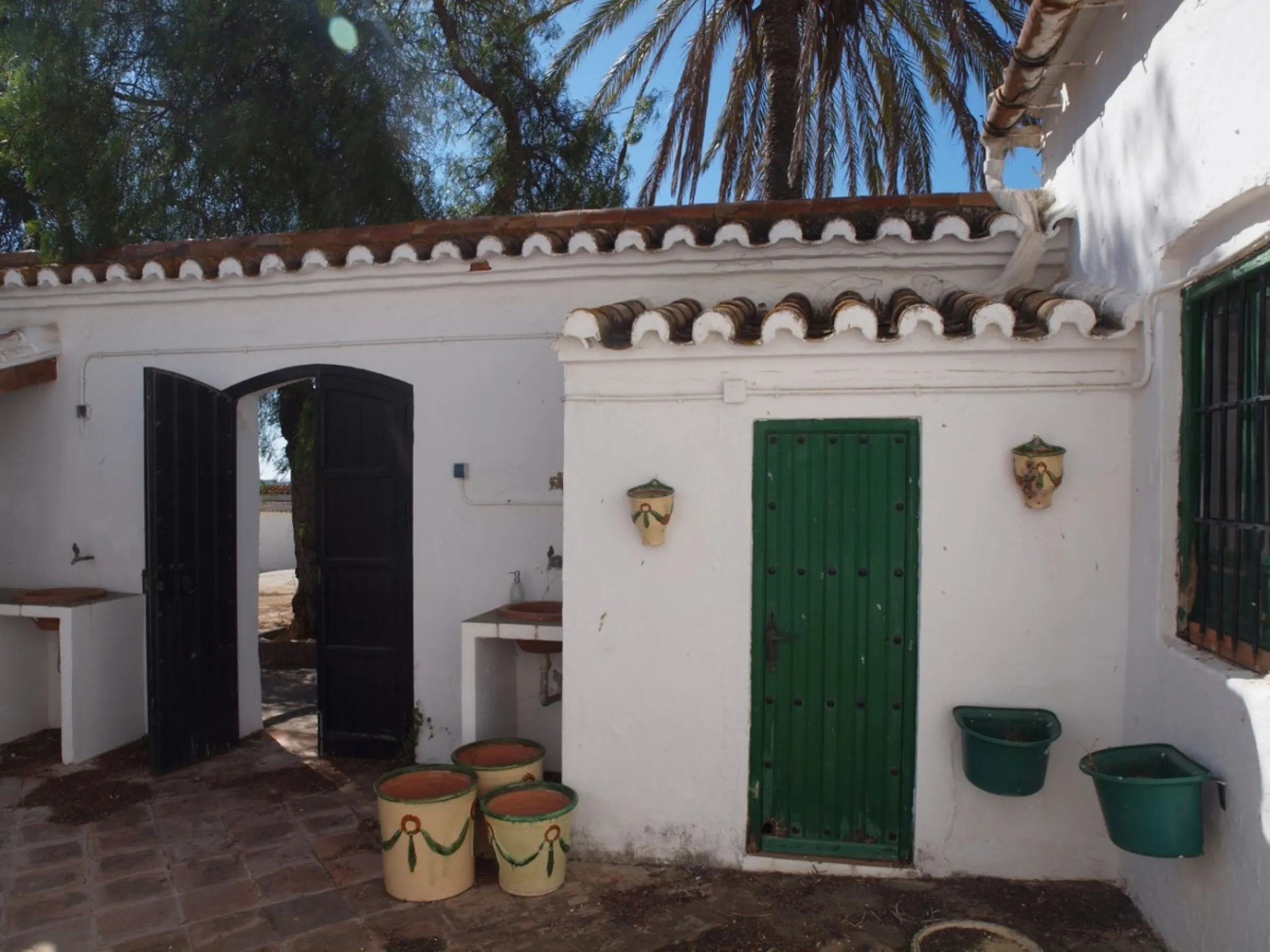 Cortijo de la Finca "El Recreo" - это дом более 100 лет, в котором сохранились все элементы типичных андалузских домов Кортихо. Он имеет центральный андалузский внутренний дворик, который распределяется на первом этаже, в сторону спальни-кухни, в которой 
