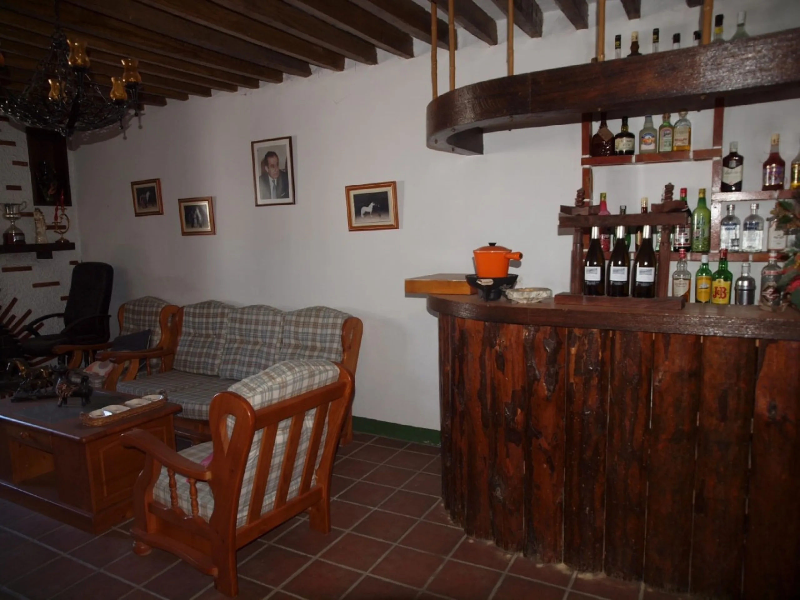Cortijo de la Finca "El Recreo" - это дом более 100 лет, в котором сохранились все элементы типичных андалузских домов Кортихо. Он имеет центральный андалузский внутренний дворик, который распределяется на первом этаже, в сторону спальни-кухни, в которой 
