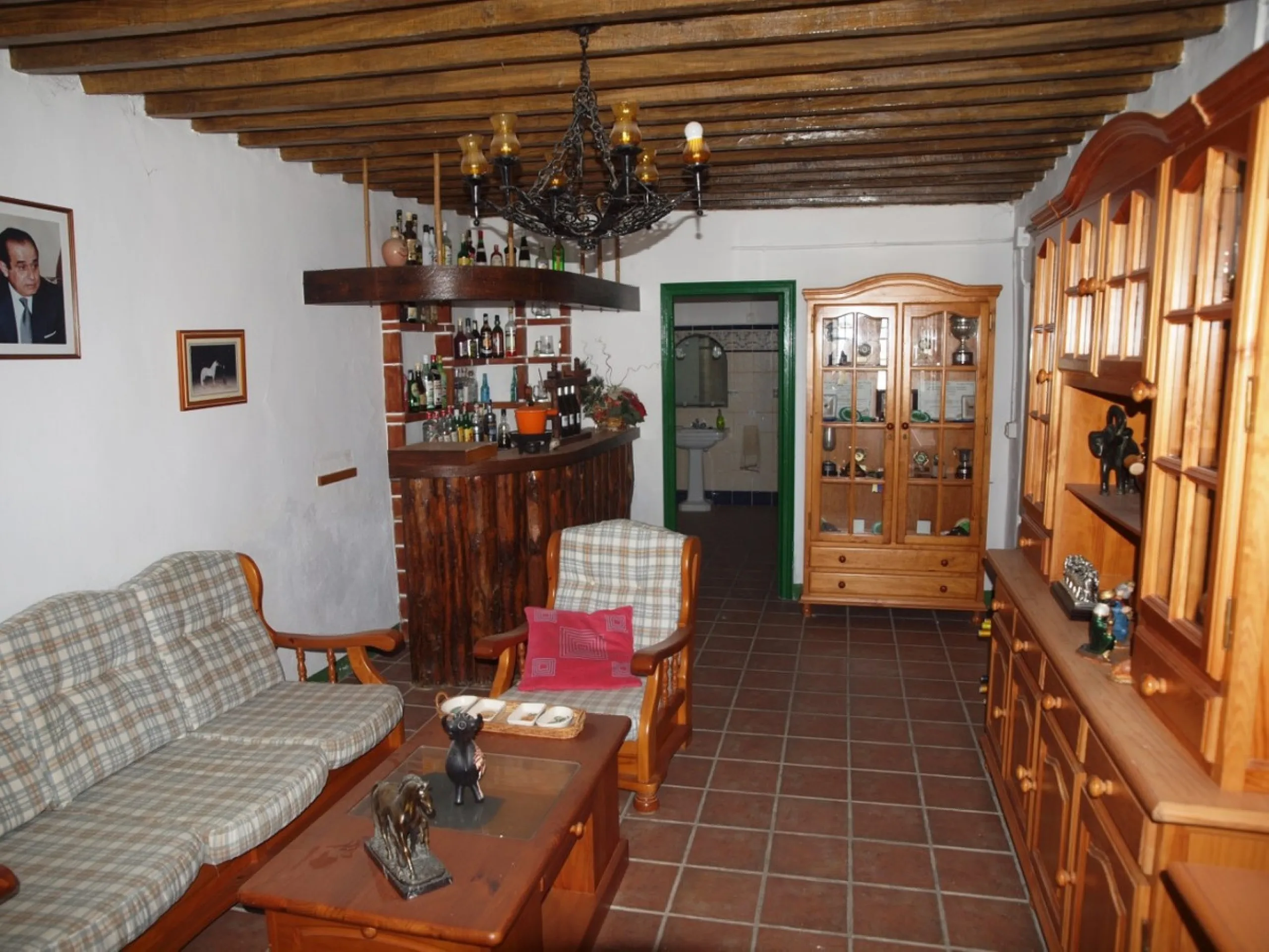 Cortijo de la Finca "El Recreo" - это дом более 100 лет, в котором сохранились все элементы типичных андалузских домов Кортихо. Он имеет центральный андалузский внутренний дворик, который распределяется на первом этаже, в сторону спальни-кухни, в которой 