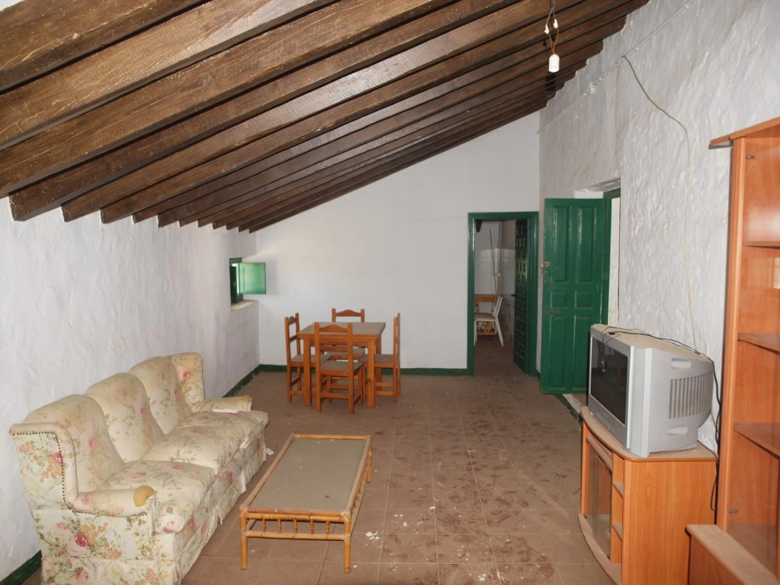 Cortijo de la Finca "El Recreo" - это дом более 100 лет, в котором сохранились все элементы типичных андалузских домов Кортихо. Он имеет центральный андалузский внутренний дворик, который распределяется на первом этаже, в сторону спальни-кухни, в которой 