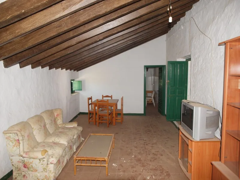 Cortijo de la Finca "El Recreo" - это дом более 100 лет, в котором сохранились все элементы типичных андалузских домов Кортихо. Он имеет центральный андалузский внутренний дворик, который распределяется на первом этаже, в сторону спальни-кухни, в которой 
