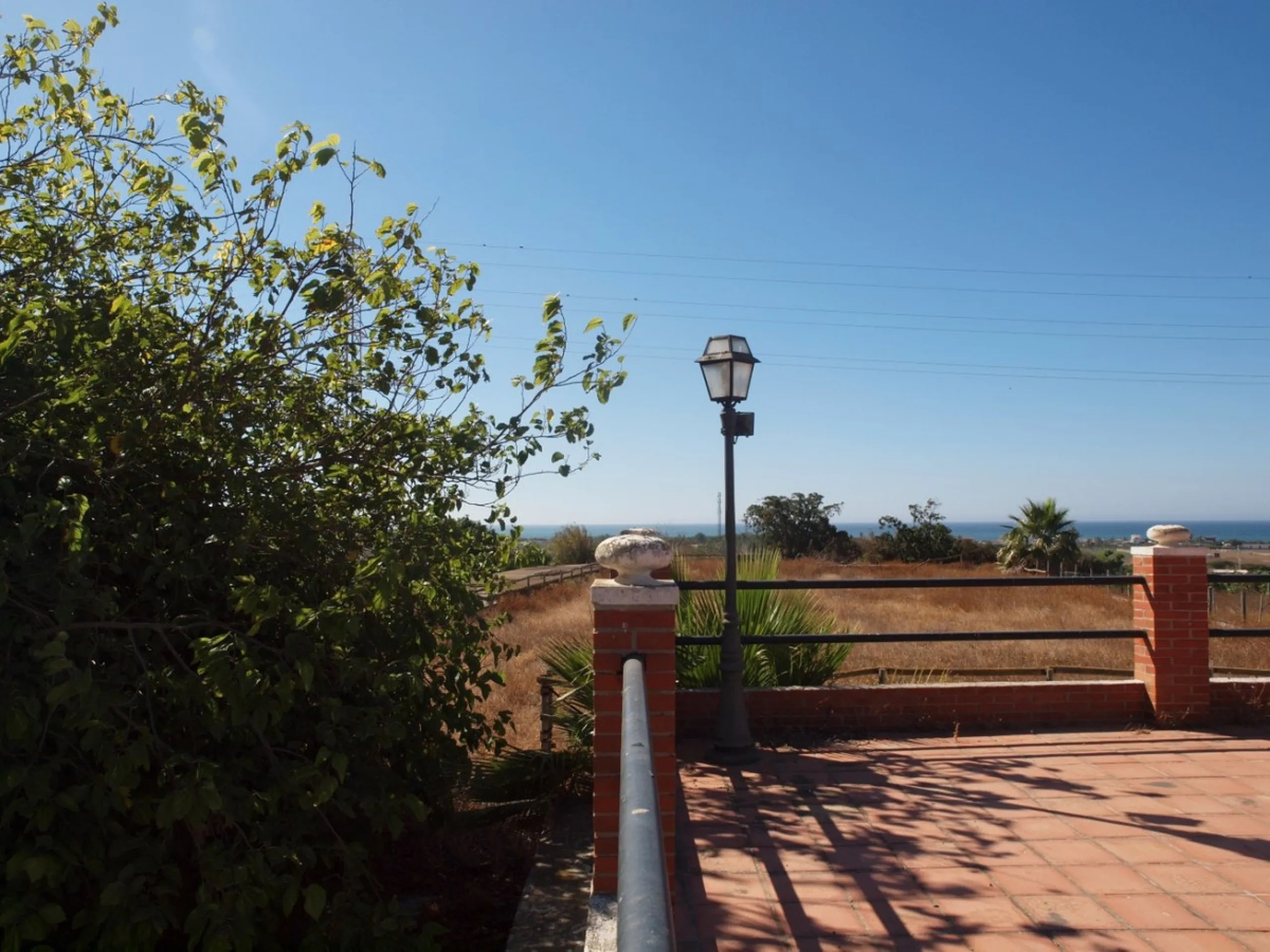 Cortijo de la Finca "El Recreo" - это дом более 100 лет, в котором сохранились все элементы типичных андалузских домов Кортихо. Он имеет центральный андалузский внутренний дворик, который распределяется на первом этаже, в сторону спальни-кухни, в которой 