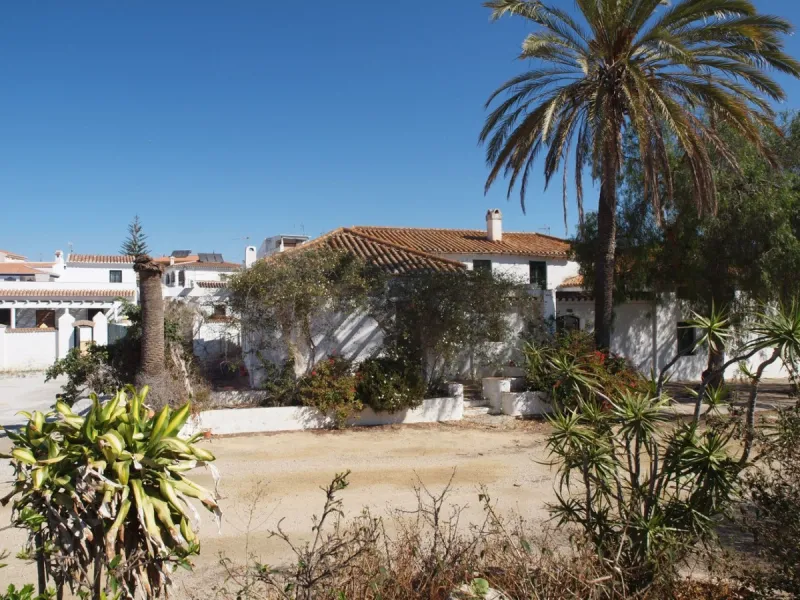 Cortijo de la Finca "El Recreo" - это дом более 100 лет, в котором сохранились все элементы типичных андалузских домов Кортихо. Он имеет центральный андалузский внутренний дворик, который распределяется на первом этаже, в сторону спальни-кухни, в которой 