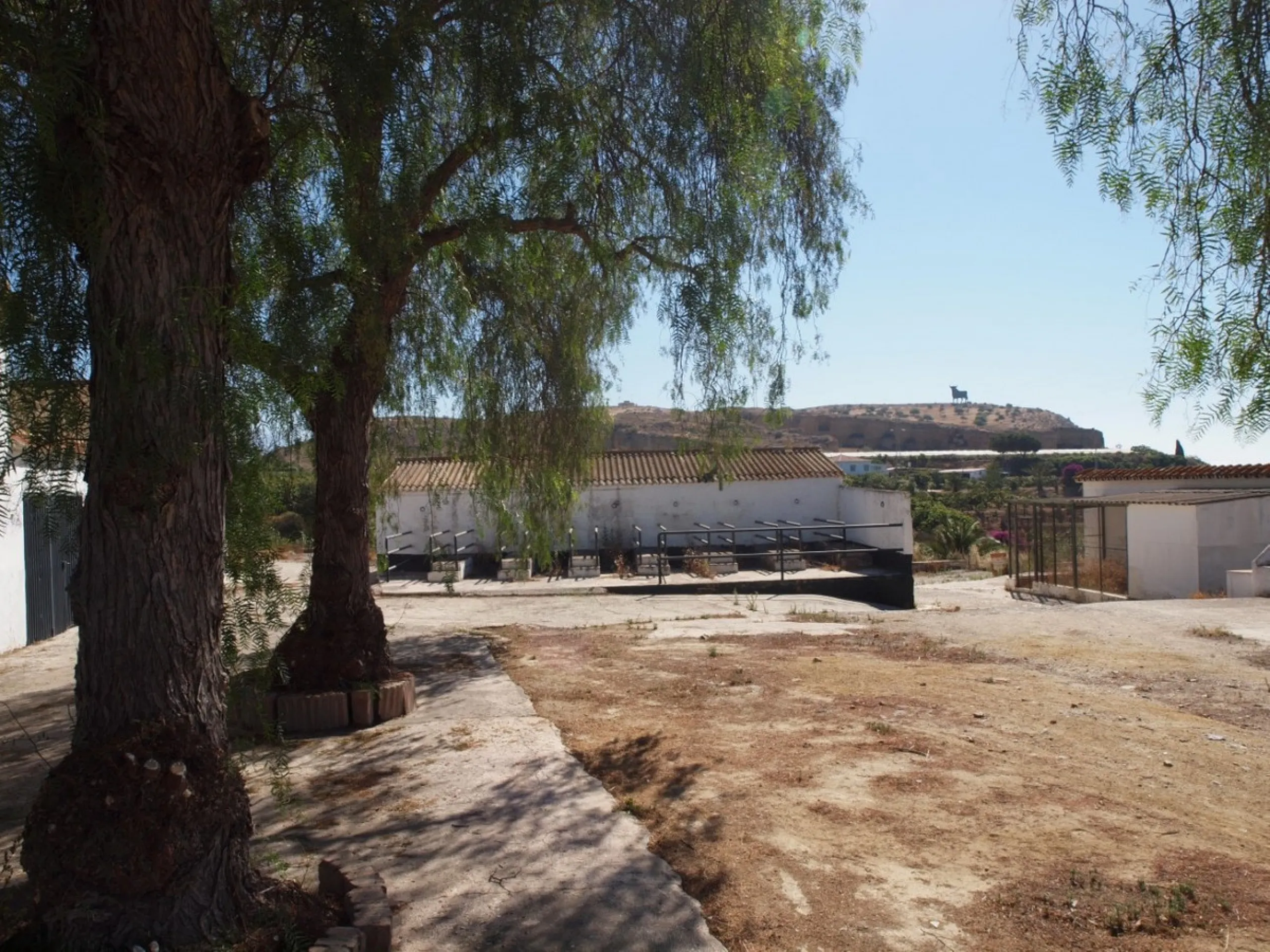 Cortijo de la Finca "El Recreo" - это дом более 100 лет, в котором сохранились все элементы типичных андалузских домов Кортихо. Он имеет центральный андалузский внутренний дворик, который распределяется на первом этаже, в сторону спальни-кухни, в которой 