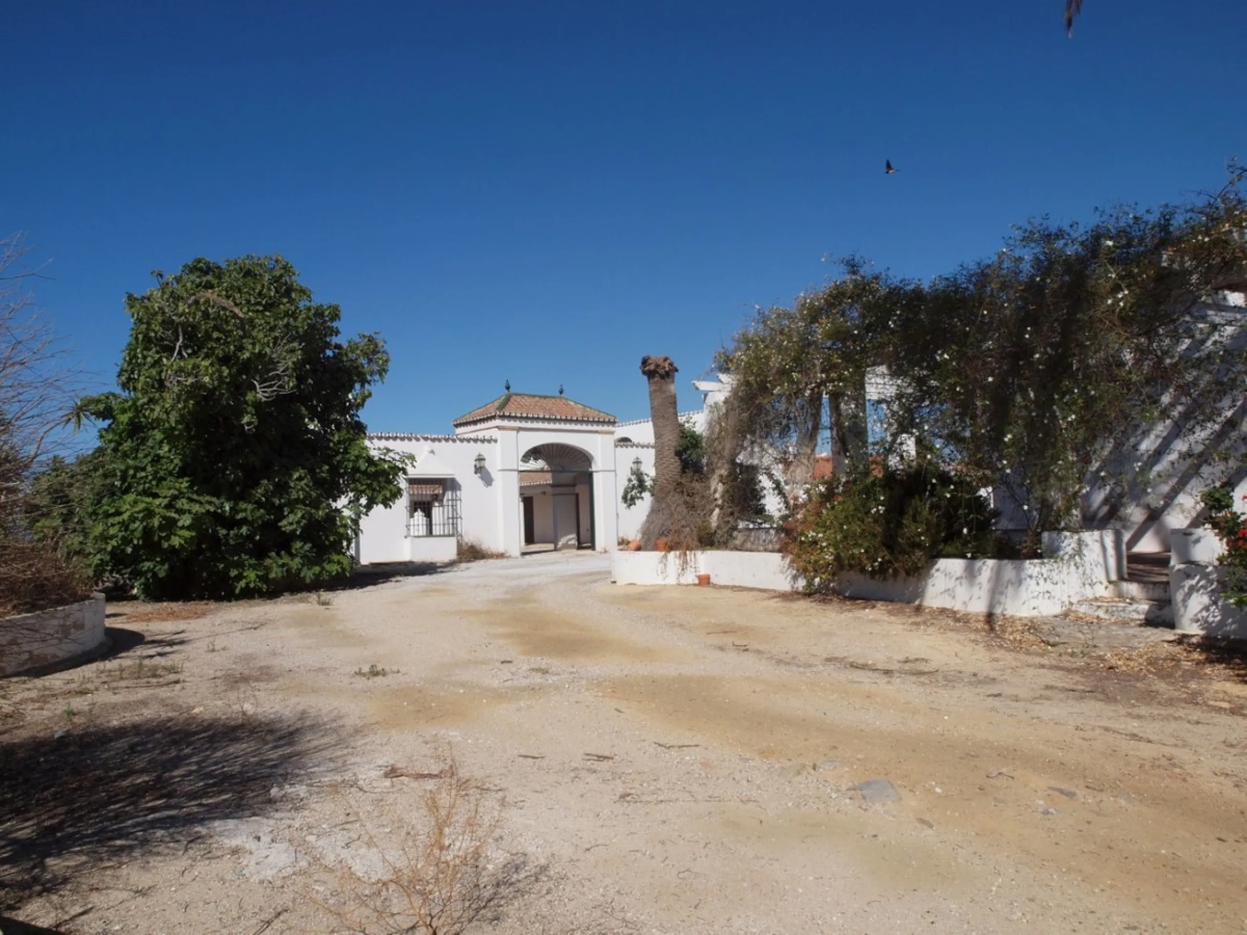 Cortijo de la Finca "El Recreo" - это дом более 100 лет, в котором сохранились все элементы типичных андалузских домов Кортихо. Он имеет центральный андалузский внутренний дворик, который распределяется на первом этаже, в сторону спальни-кухни, в которой 