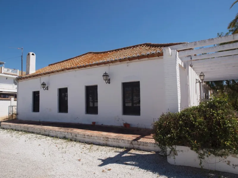 Cortijo de la Finca "El Recreo" - это дом более 100 лет, в котором сохранились все элементы типичных андалузских домов Кортихо. Он имеет центральный андалузский внутренний дворик, который распределяется на первом этаже, в сторону спальни-кухни, в которой 