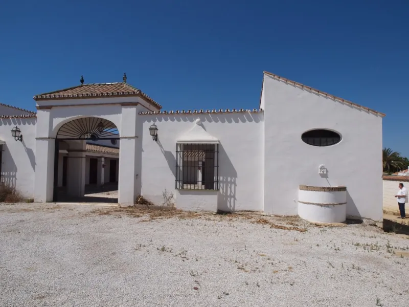 Cortijo de la Finca "El Recreo" - это дом более 100 лет, в котором сохранились все элементы типичных андалузских домов Кортихо. Он имеет центральный андалузский внутренний дворик, который распределяется на первом этаже, в сторону спальни-кухни, в которой 