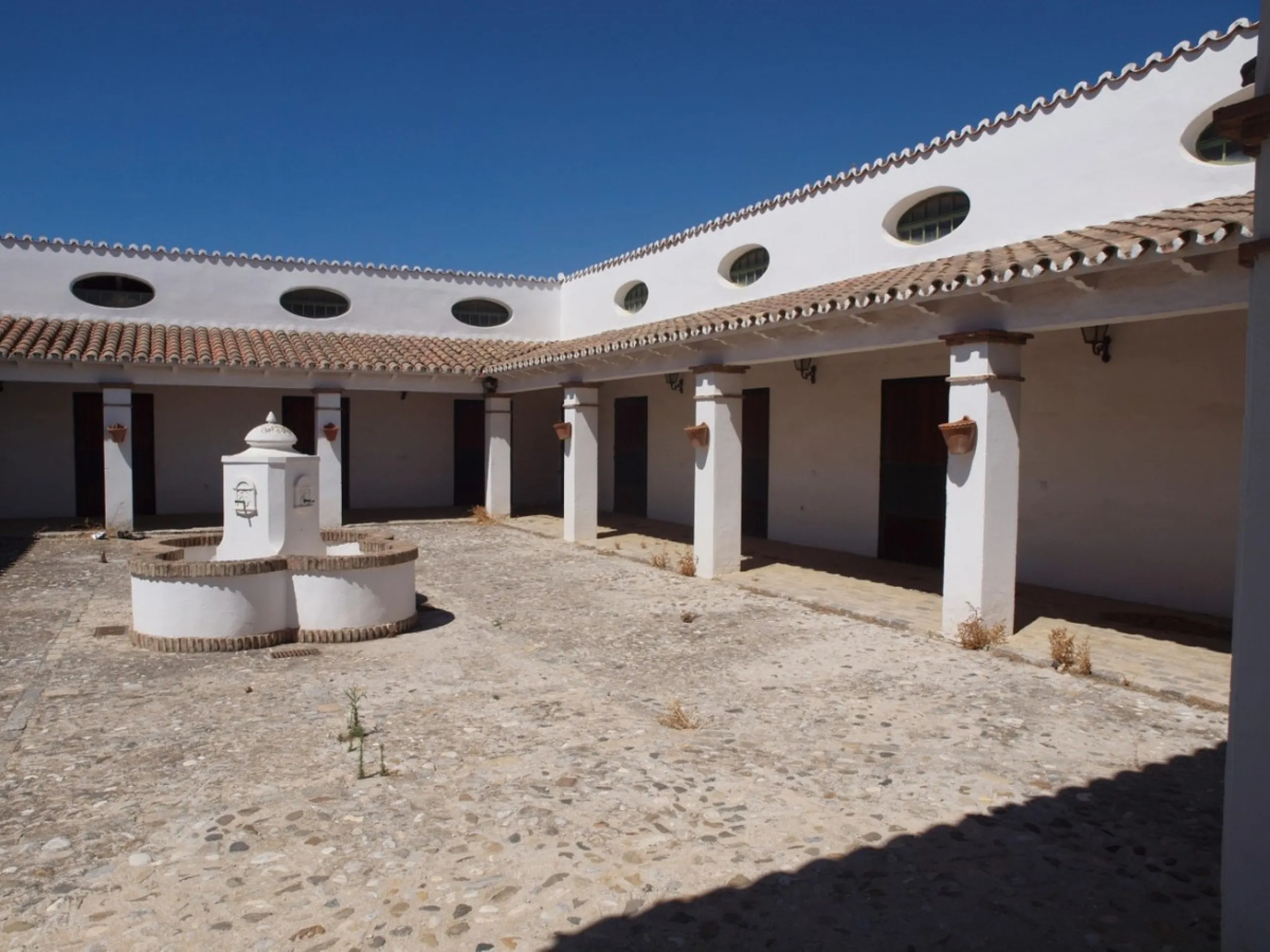 Cortijo de la Finca "El Recreo" - это дом более 100 лет, в котором сохранились все элементы типичных андалузских домов Кортихо. Он имеет центральный андалузский внутренний дворик, который распределяется на первом этаже, в сторону спальни-кухни, в которой 