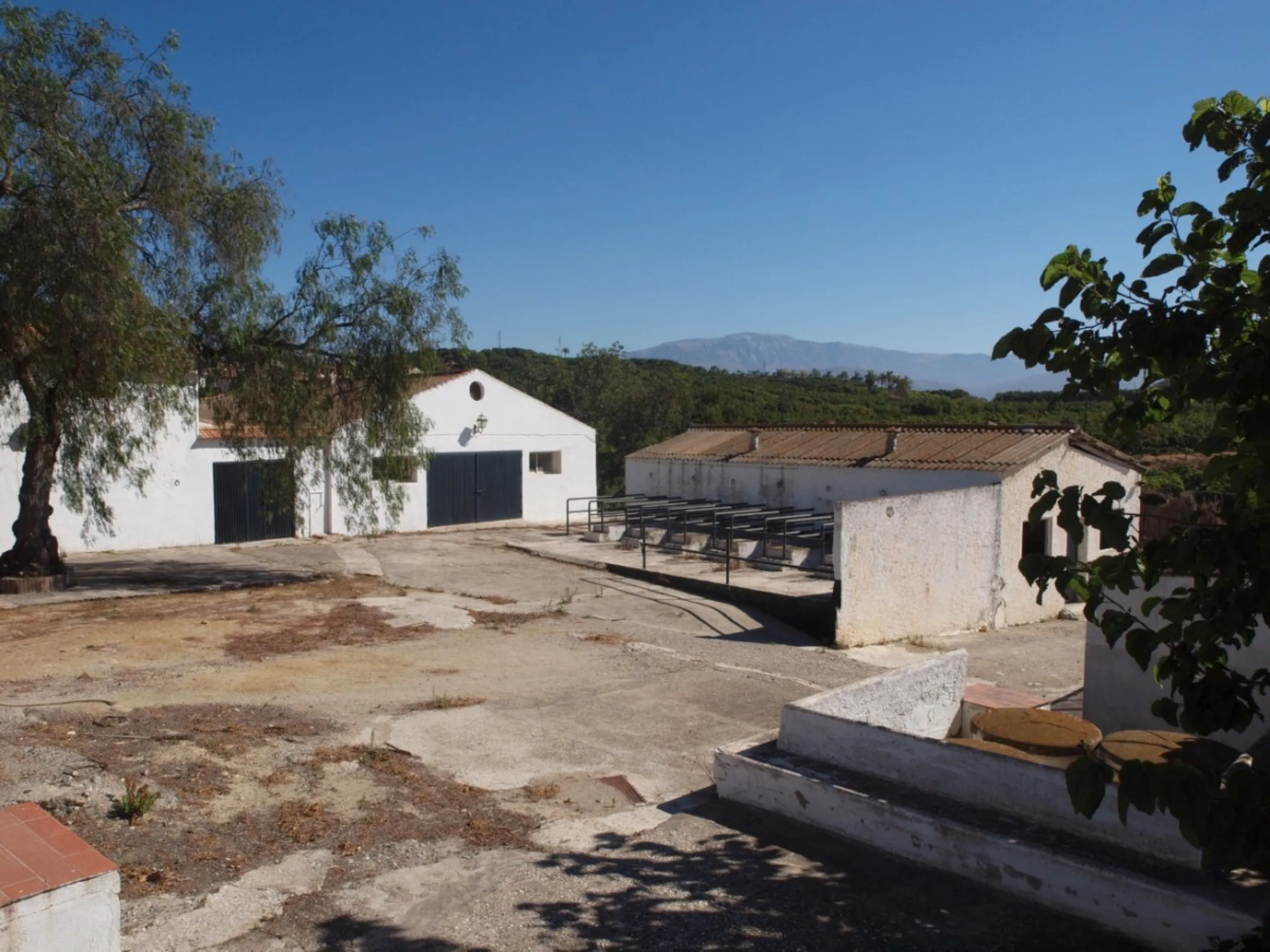 Cortijo de la Finca "El Recreo" - это дом более 100 лет, в котором сохранились все элементы типичных андалузских домов Кортихо. Он имеет центральный андалузский внутренний дворик, который распределяется на первом этаже, в сторону спальни-кухни, в которой 