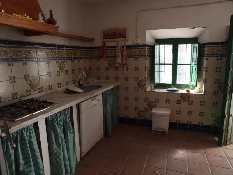 Cortijo de la Finca "El Recreo" - это дом более 100 лет, в котором сохранились все элементы типичных андалузских домов Кортихо. Он имеет центральный андалузский внутренний дворик, который распределяется на первом этаже, в сторону спальни-кухни, в которой 