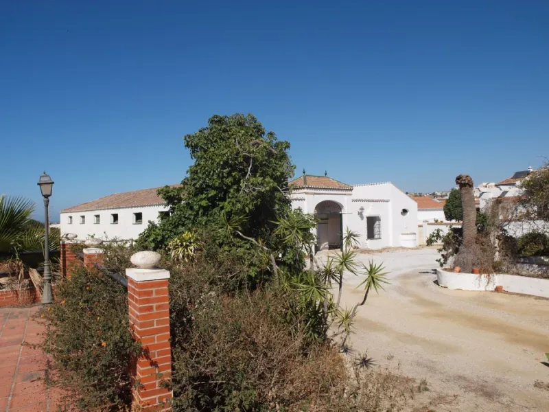 Cortijo de la Finca "El Recreo" - это дом более 100 лет, в котором сохранились все элементы типичных андалузских домов Кортихо. Он имеет центральный андалузский внутренний дворик, который распределяется на первом этаже, в сторону спальни-кухни, в которой 