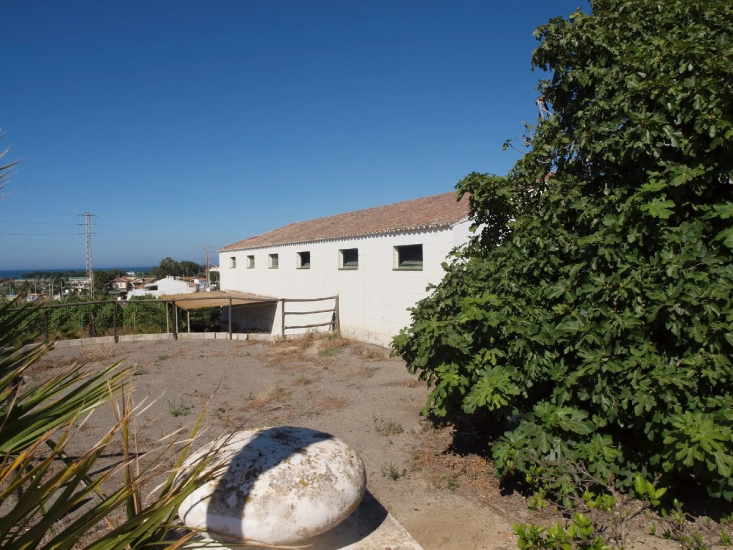 Cortijo de la Finca "El Recreo" - это дом более 100 лет, в котором сохранились все элементы типичных андалузских домов Кортихо. Он имеет центральный андалузский внутренний дворик, который распределяется на первом этаже, в сторону спальни-кухни, в которой 