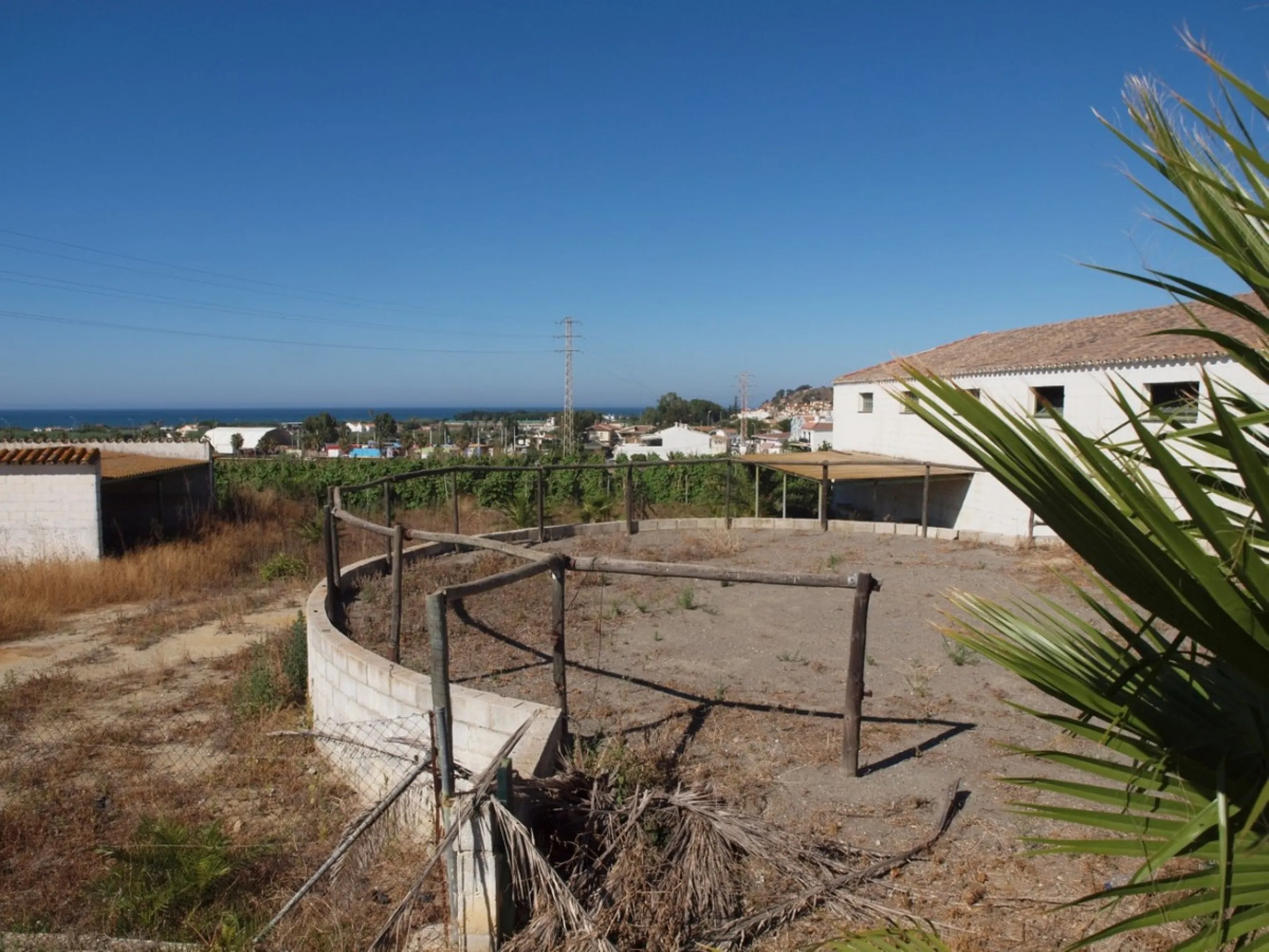 Cortijo de la Finca "El Recreo" - это дом более 100 лет, в котором сохранились все элементы типичных андалузских домов Кортихо. Он имеет центральный андалузский внутренний дворик, который распределяется на первом этаже, в сторону спальни-кухни, в которой 