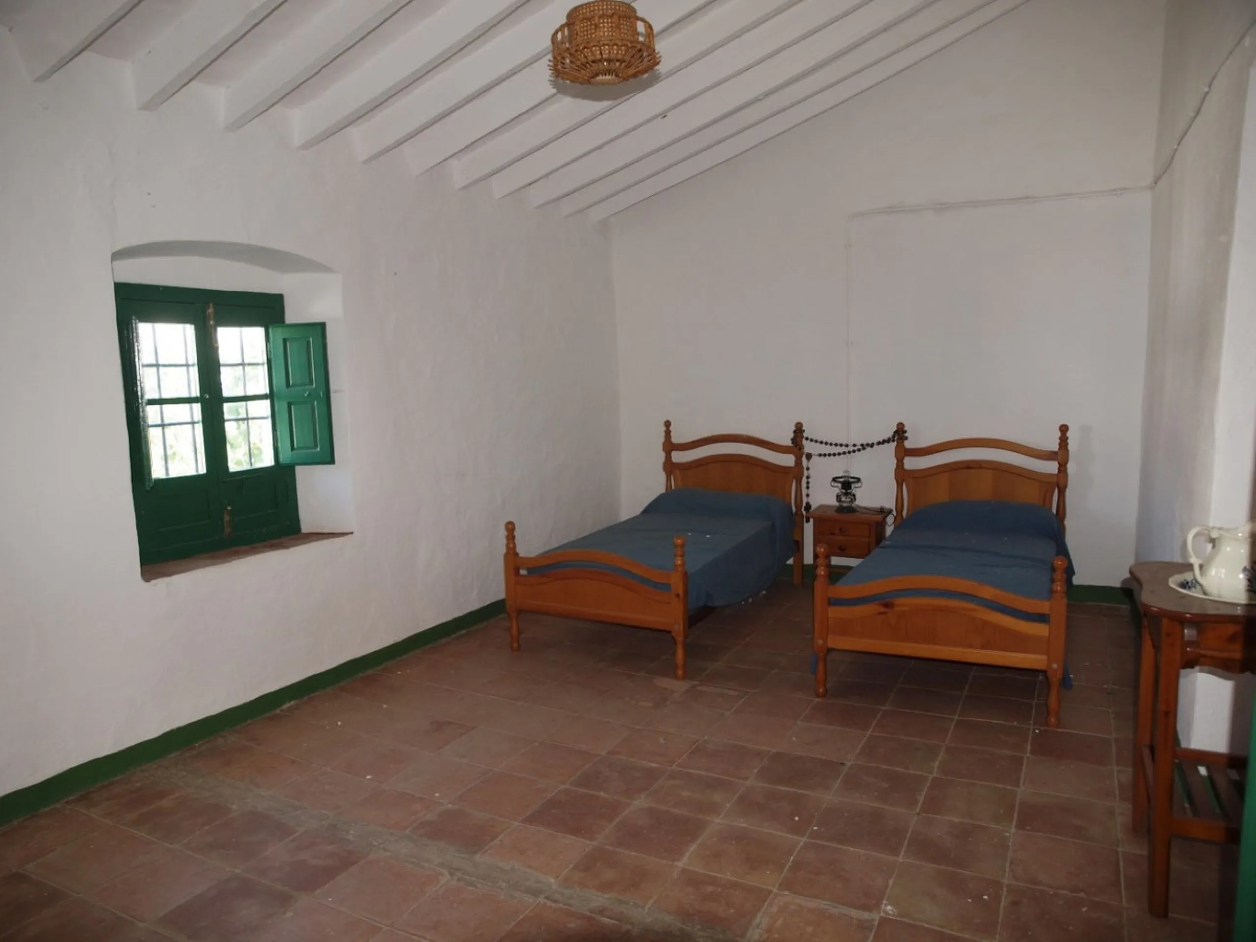 Cortijo de la Finca "El Recreo" - это дом более 100 лет, в котором сохранились все элементы типичных андалузских домов Кортихо. Он имеет центральный андалузский внутренний дворик, который распределяется на первом этаже, в сторону спальни-кухни, в которой 