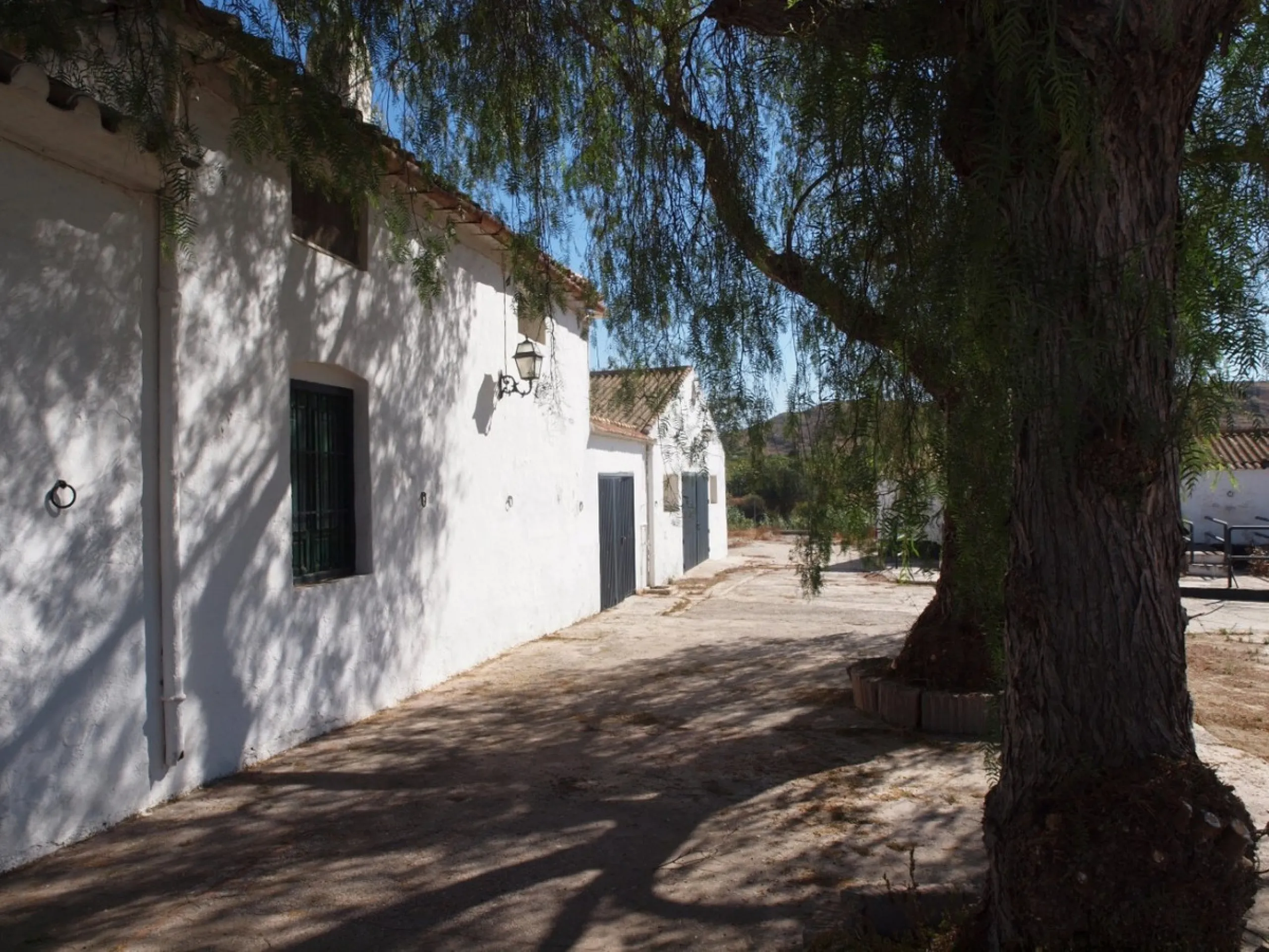 Cortijo de la Finca "El Recreo" - это дом более 100 лет, в котором сохранились все элементы типичных андалузских домов Кортихо. Он имеет центральный андалузский внутренний дворик, который распределяется на первом этаже, в сторону спальни-кухни, в которой 
