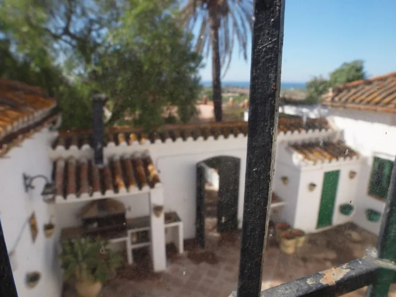 Cortijo de la Finca "El Recreo" - это дом более 100 лет, в котором сохранились все элементы типичных андалузских домов Кортихо. Он имеет центральный андалузский внутренний дворик, который распределяется на первом этаже, в сторону спальни-кухни, в которой 