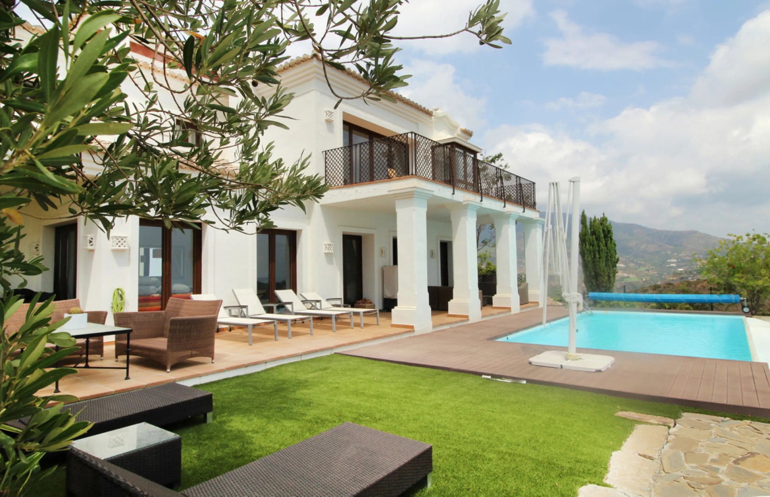 Situated on a gated community just a short walk from the beautiful village of Benahavis and all its famous restaurants, and just seven kilometres inland from the glamourous coastal hotspots of Puerto Banus and Marbella lies this contemporary south facing 