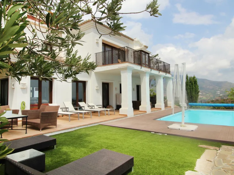 Situated on a gated community just a short walk from the beautiful village of Benahavis and all its famous restaurants, and just seven kilometres inland from the glamourous coastal hotspots of Puerto Banus and Marbella lies this contemporary south facing 