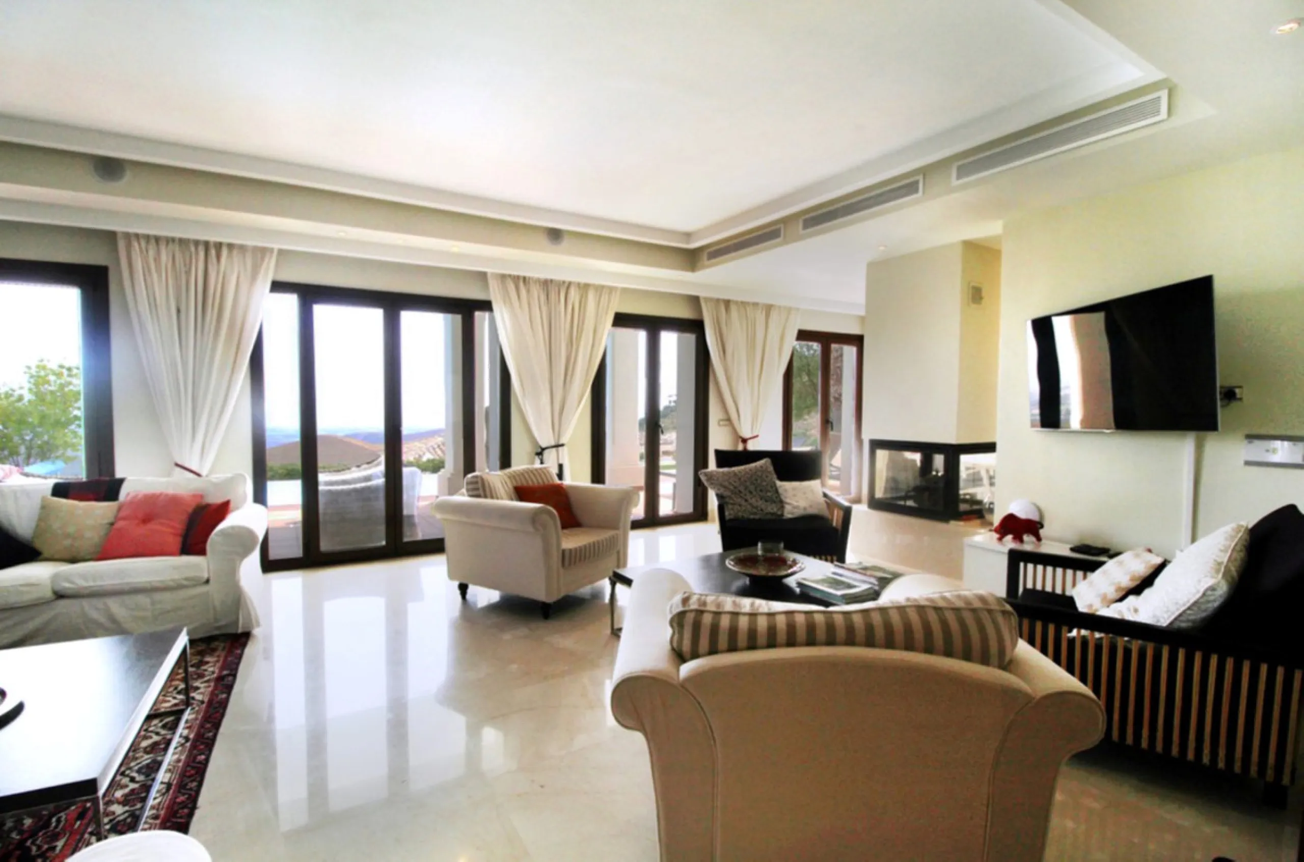 Situated on a gated community just a short walk from the beautiful village of Benahavis and all its famous restaurants, and just seven kilometres inland from the glamourous coastal hotspots of Puerto Banus and Marbella lies this contemporary south facing 