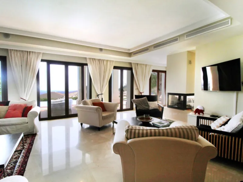 Situated on a gated community just a short walk from the beautiful village of Benahavis and all its famous restaurants, and just seven kilometres inland from the glamourous coastal hotspots of Puerto Banus and Marbella lies this contemporary south facing 