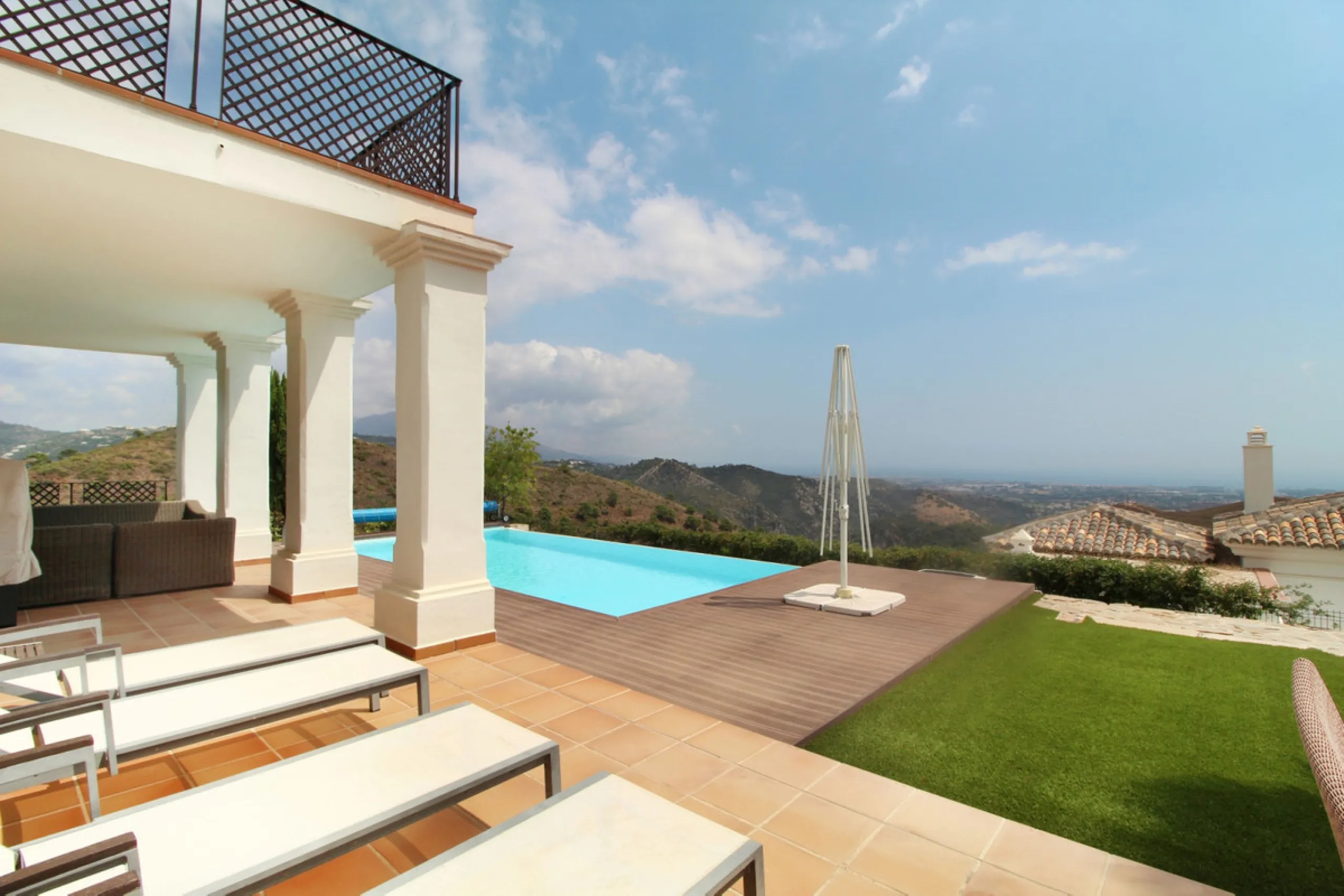 Situated on a gated community just a short walk from the beautiful village of Benahavis and all its famous restaurants, and just seven kilometres inland from the glamourous coastal hotspots of Puerto Banus and Marbella lies this contemporary south facing 