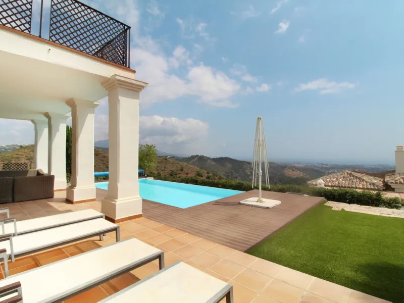 Situated on a gated community just a short walk from the beautiful village of Benahavis and all its famous restaurants, and just seven kilometres inland from the glamourous coastal hotspots of Puerto Banus and Marbella lies this contemporary south facing 