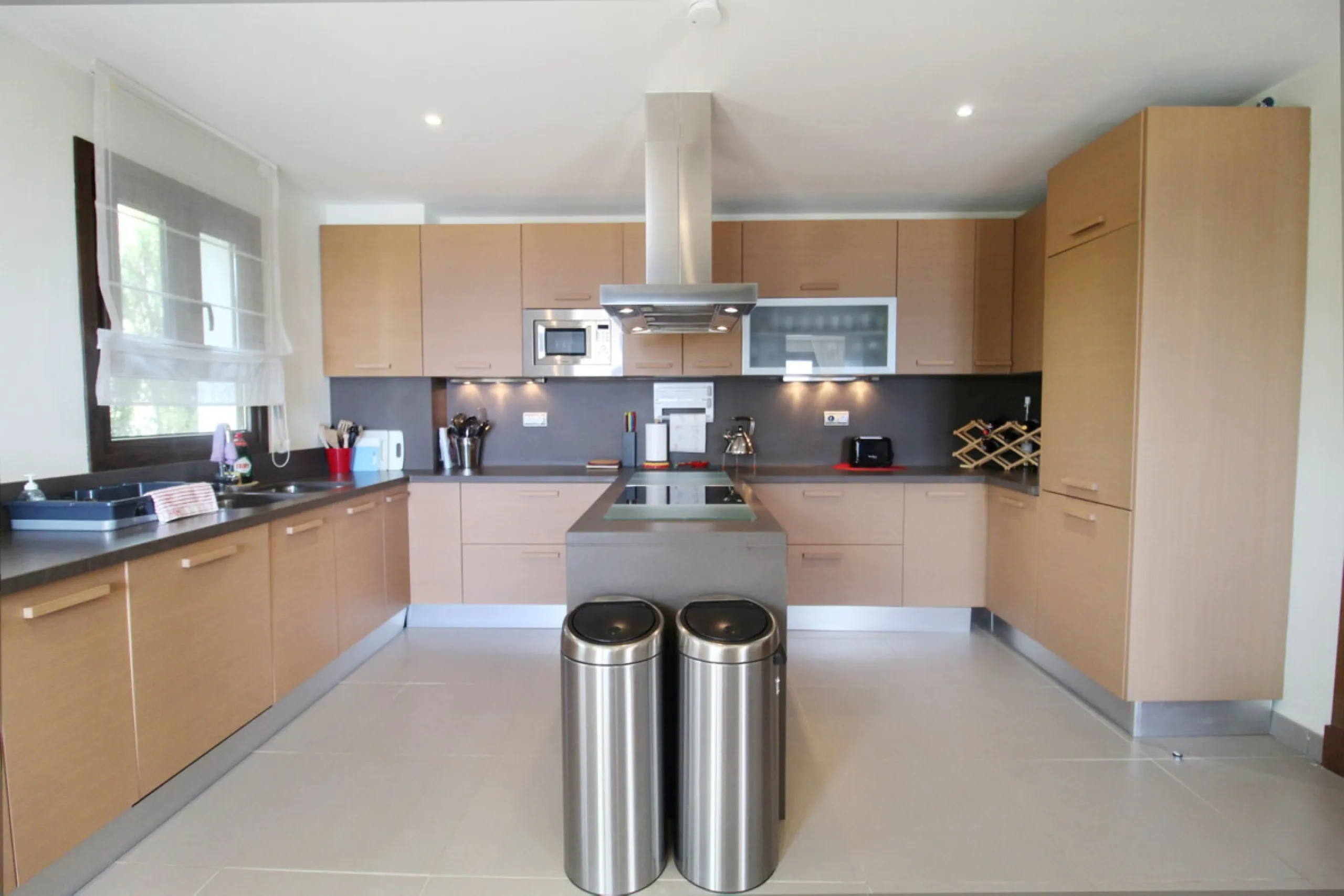 Situated on a gated community just a short walk from the beautiful village of Benahavis and all its famous restaurants, and just seven kilometres inland from the glamourous coastal hotspots of Puerto Banus and Marbella lies this contemporary south facing 