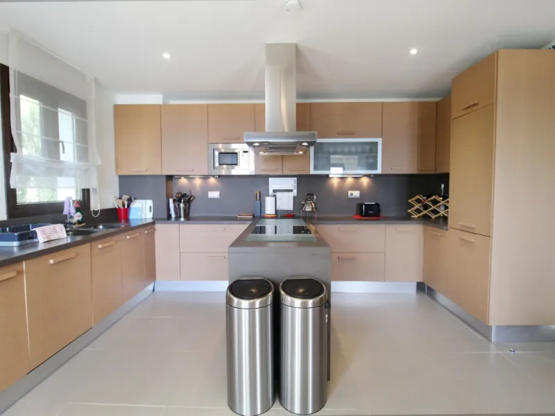 Situated on a gated community just a short walk from the beautiful village of Benahavis and all its famous restaurants, and just seven kilometres inland from the glamourous coastal hotspots of Puerto Banus and Marbella lies this contemporary south facing 