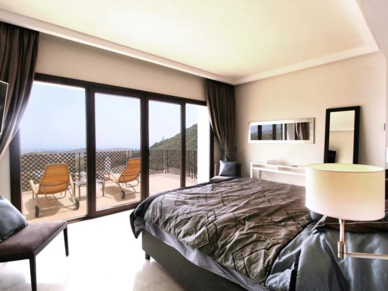 Situated on a gated community just a short walk from the beautiful village of Benahavis and all its famous restaurants, and just seven kilometres inland from the glamourous coastal hotspots of Puerto Banus and Marbella lies this contemporary south facing 