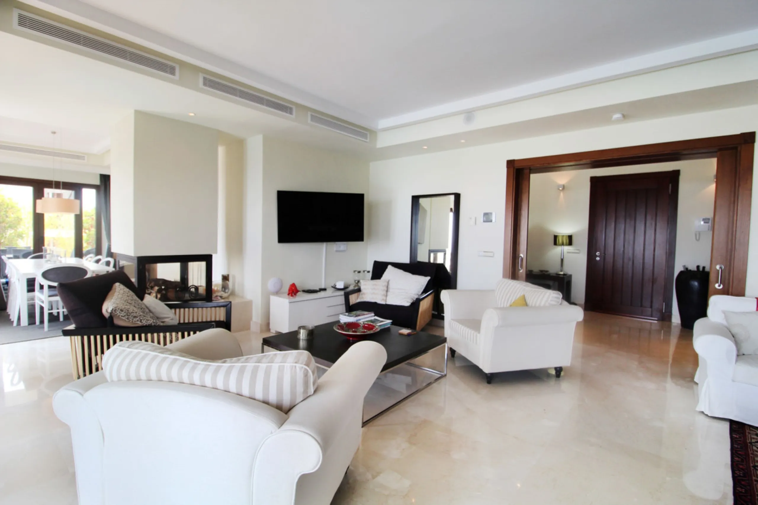Situated on a gated community just a short walk from the beautiful village of Benahavis and all its famous restaurants, and just seven kilometres inland from the glamourous coastal hotspots of Puerto Banus and Marbella lies this contemporary south facing 