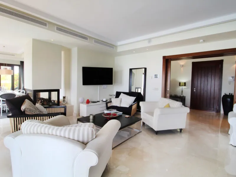 Situated on a gated community just a short walk from the beautiful village of Benahavis and all its famous restaurants, and just seven kilometres inland from the glamourous coastal hotspots of Puerto Banus and Marbella lies this contemporary south facing 
