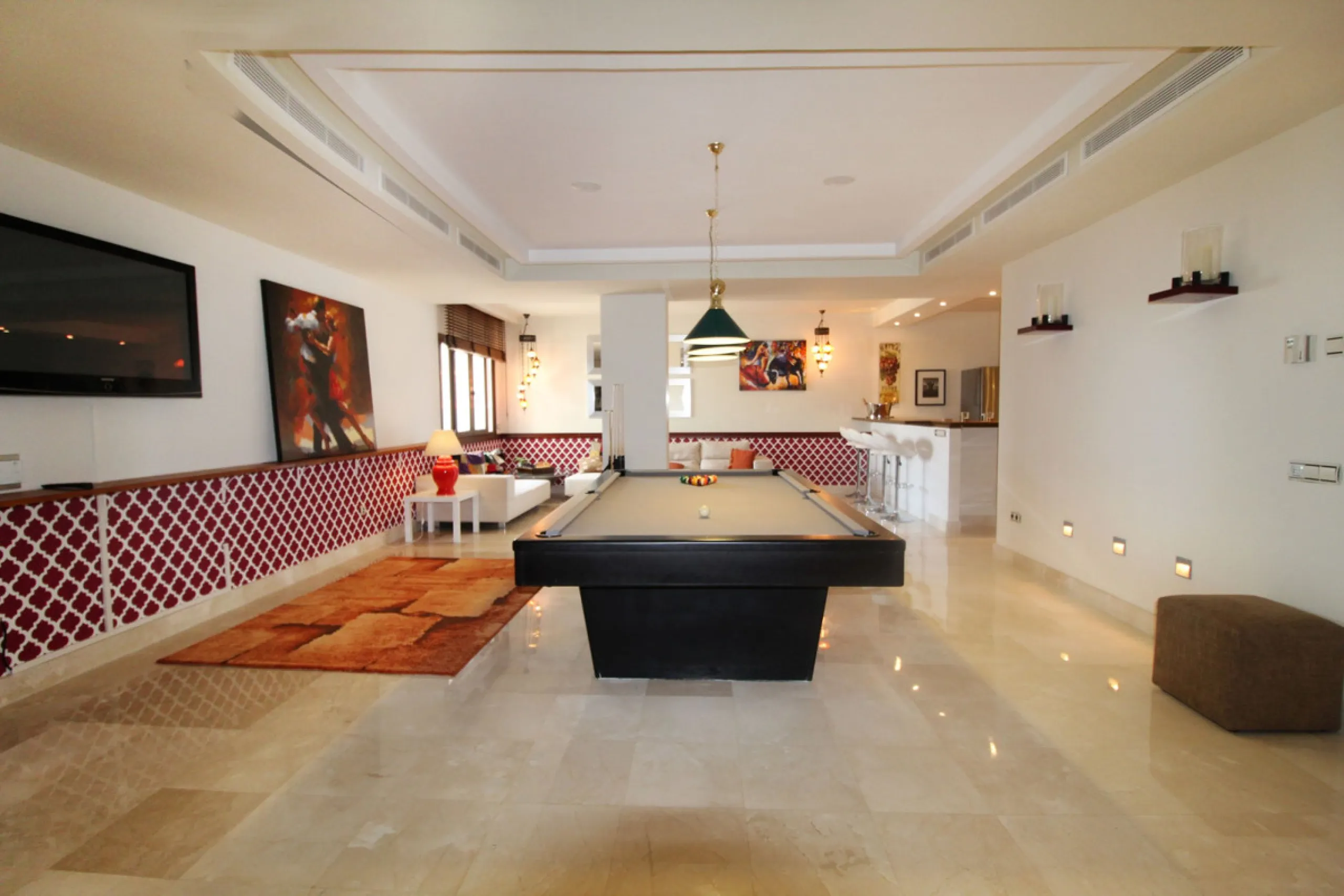 Situated on a gated community just a short walk from the beautiful village of Benahavis and all its famous restaurants, and just seven kilometres inland from the glamourous coastal hotspots of Puerto Banus and Marbella lies this contemporary south facing 