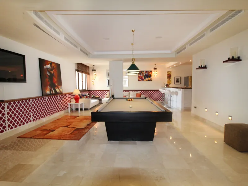 Situated on a gated community just a short walk from the beautiful village of Benahavis and all its famous restaurants, and just seven kilometres inland from the glamourous coastal hotspots of Puerto Banus and Marbella lies this contemporary south facing 