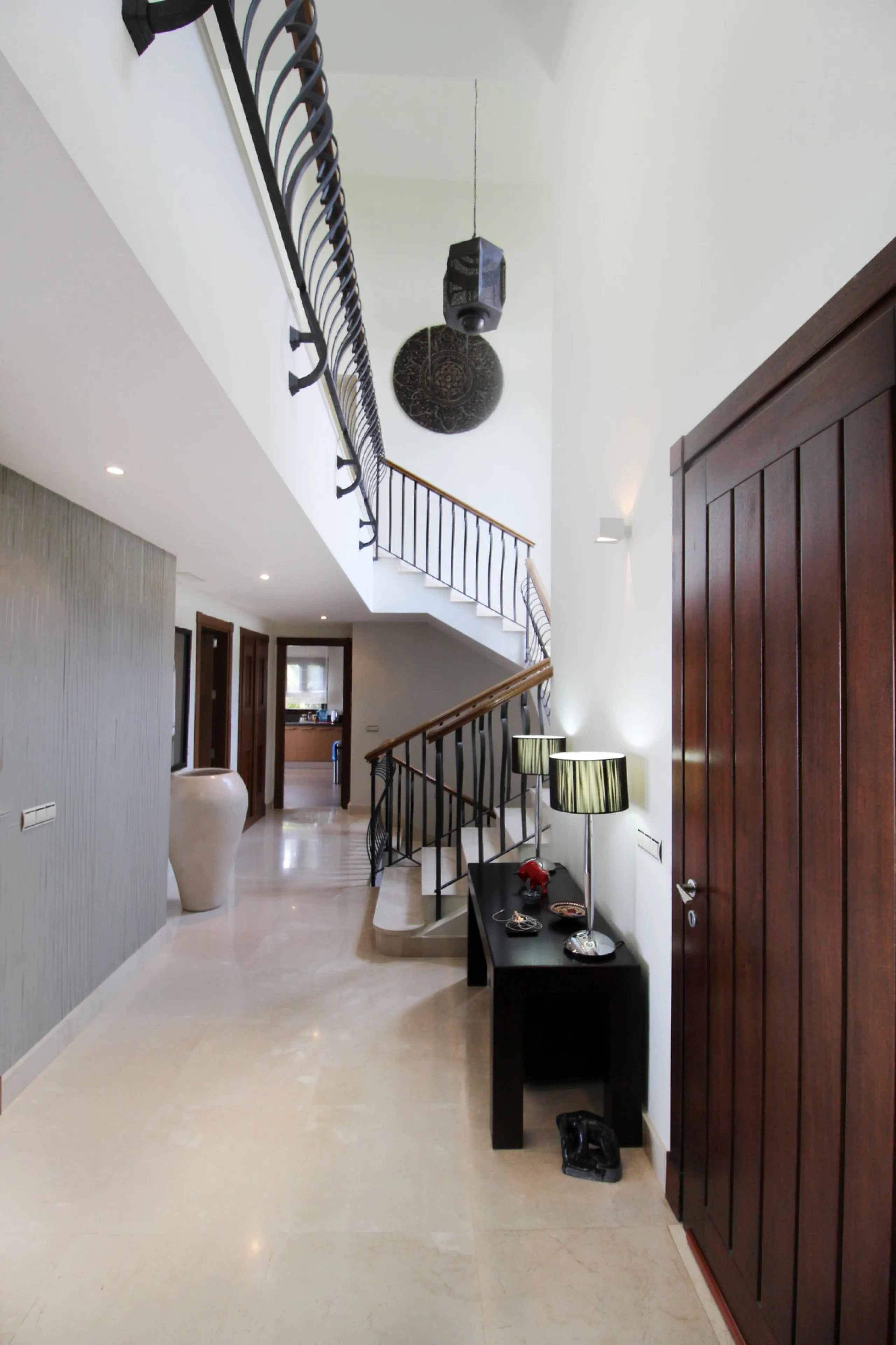 Situated on a gated community just a short walk from the beautiful village of Benahavis and all its famous restaurants, and just seven kilometres inland from the glamourous coastal hotspots of Puerto Banus and Marbella lies this contemporary south facing 