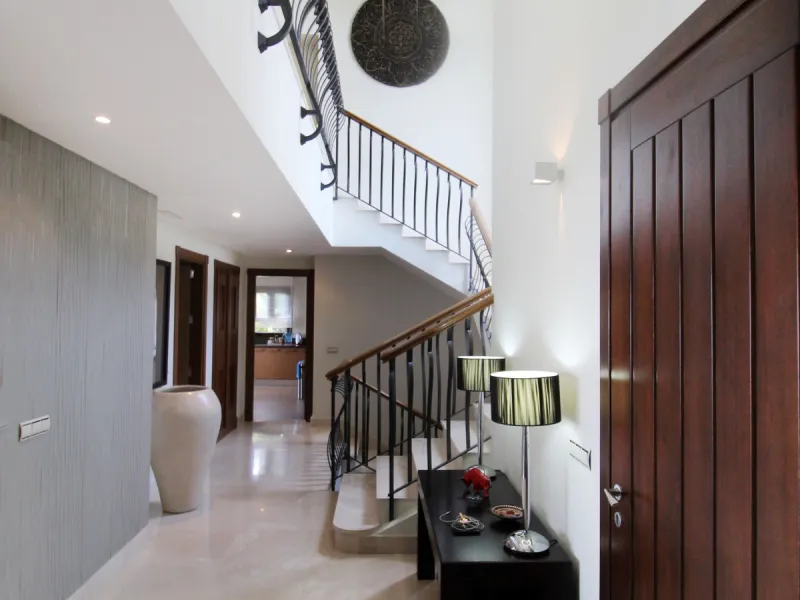 Situated on a gated community just a short walk from the beautiful village of Benahavis and all its famous restaurants, and just seven kilometres inland from the glamourous coastal hotspots of Puerto Banus and Marbella lies this contemporary south facing 