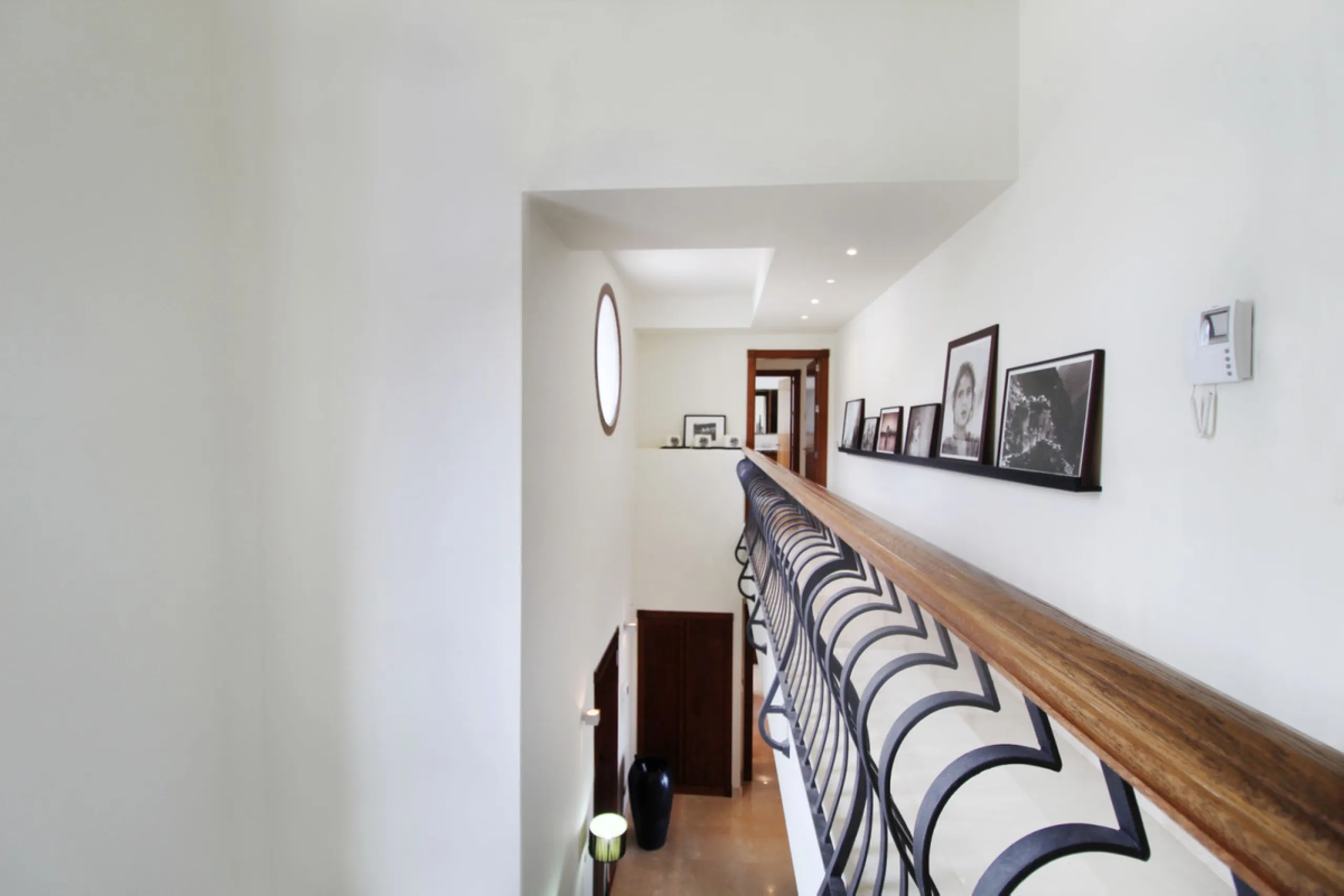 Situated on a gated community just a short walk from the beautiful village of Benahavis and all its famous restaurants, and just seven kilometres inland from the glamourous coastal hotspots of Puerto Banus and Marbella lies this contemporary south facing 