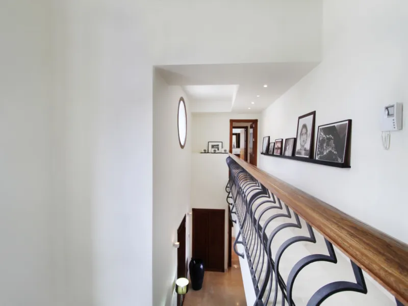 Situated on a gated community just a short walk from the beautiful village of Benahavis and all its famous restaurants, and just seven kilometres inland from the glamourous coastal hotspots of Puerto Banus and Marbella lies this contemporary south facing 
