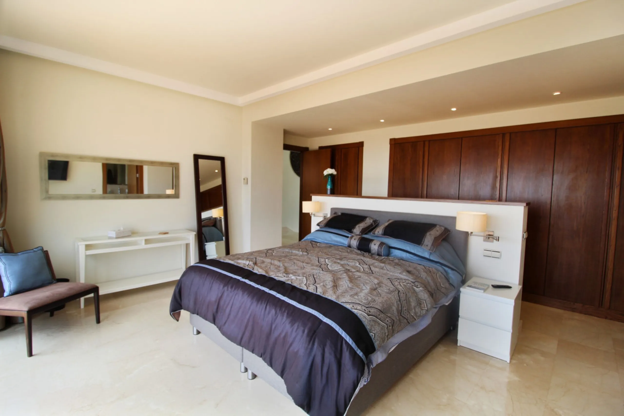 Situated on a gated community just a short walk from the beautiful village of Benahavis and all its famous restaurants, and just seven kilometres inland from the glamourous coastal hotspots of Puerto Banus and Marbella lies this contemporary south facing 