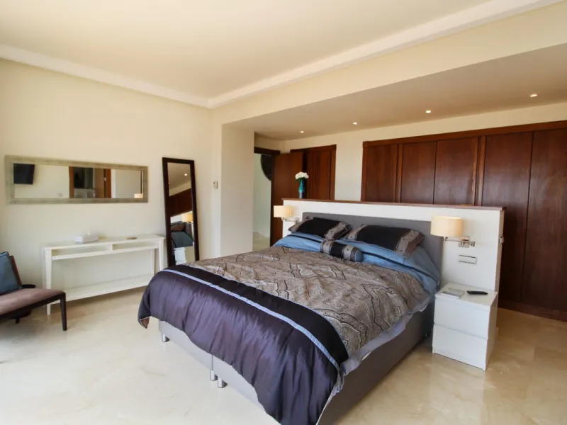Situated on a gated community just a short walk from the beautiful village of Benahavis and all its famous restaurants, and just seven kilometres inland from the glamourous coastal hotspots of Puerto Banus and Marbella lies this contemporary south facing 