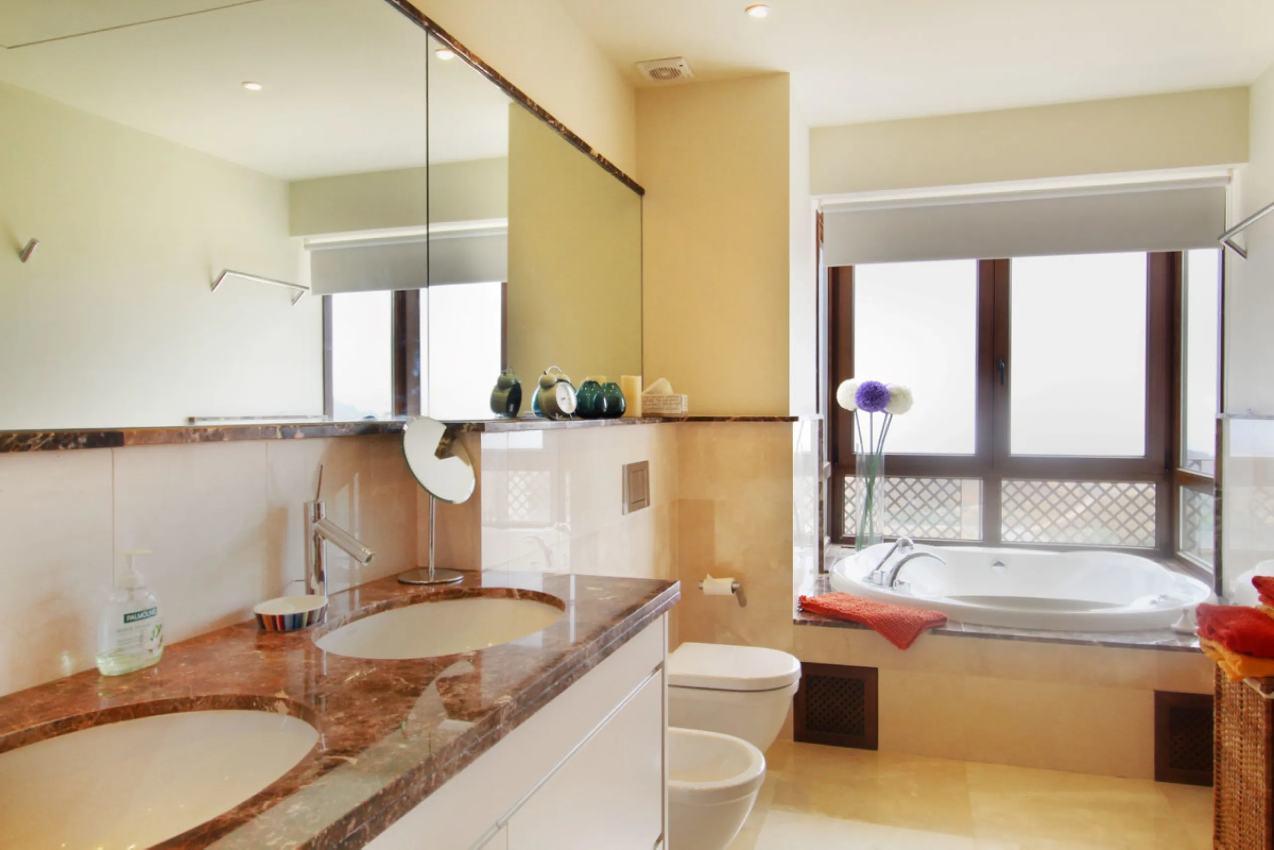 Situated on a gated community just a short walk from the beautiful village of Benahavis and all its famous restaurants, and just seven kilometres inland from the glamourous coastal hotspots of Puerto Banus and Marbella lies this contemporary south facing 