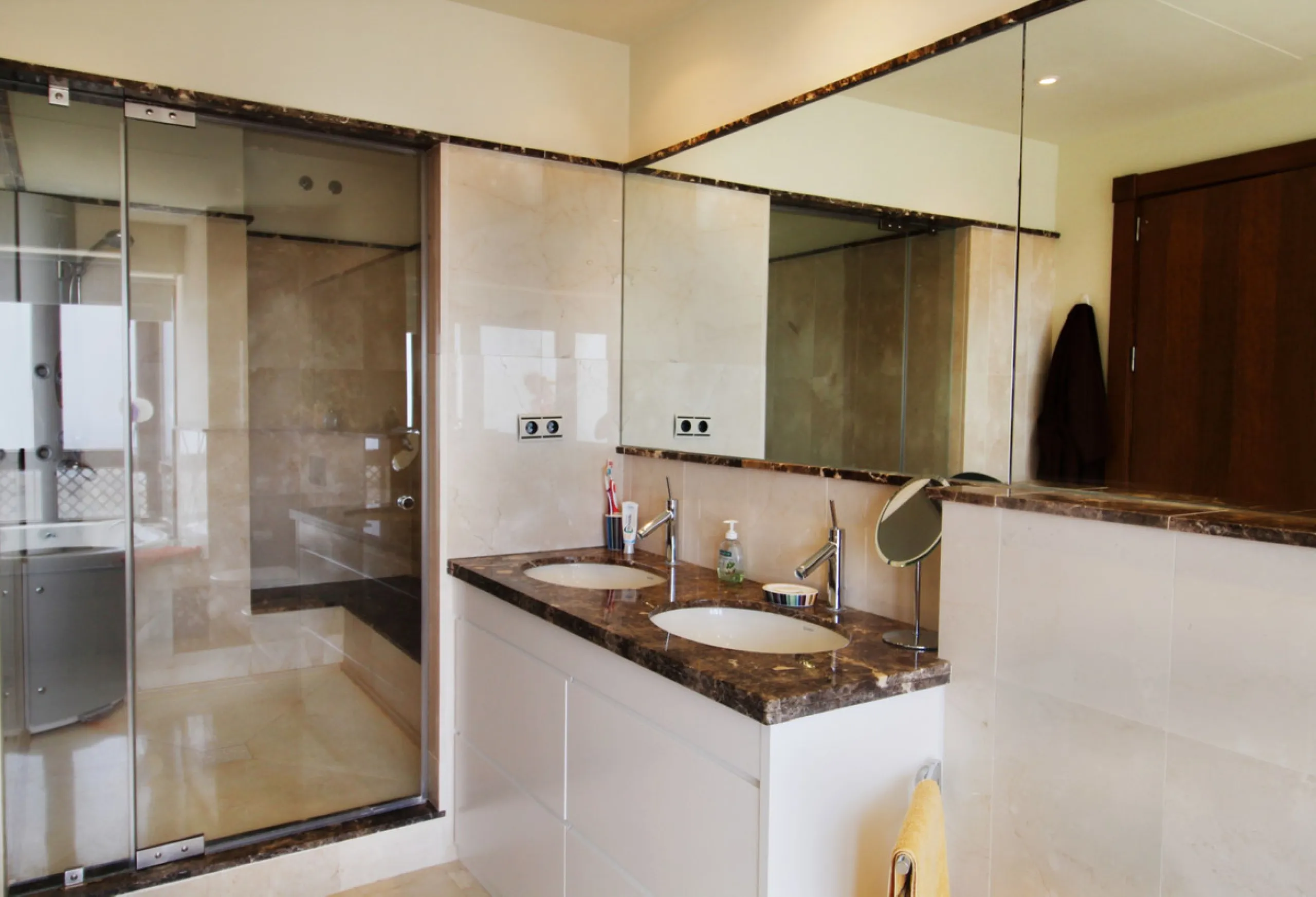 Situated on a gated community just a short walk from the beautiful village of Benahavis and all its famous restaurants, and just seven kilometres inland from the glamourous coastal hotspots of Puerto Banus and Marbella lies this contemporary south facing 