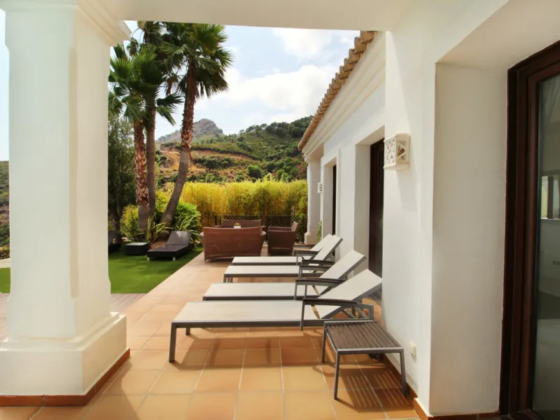 Situated on a gated community just a short walk from the beautiful village of Benahavis and all its famous restaurants, and just seven kilometres inland from the glamourous coastal hotspots of Puerto Banus and Marbella lies this contemporary south facing 