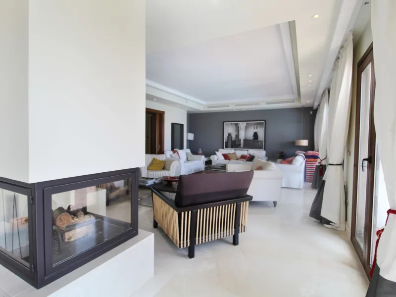 Situated on a gated community just a short walk from the beautiful village of Benahavis and all its famous restaurants, and just seven kilometres inland from the glamourous coastal hotspots of Puerto Banus and Marbella lies this contemporary south facing 