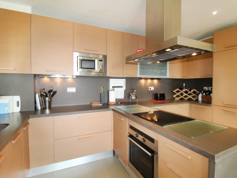 Situated on a gated community just a short walk from the beautiful village of Benahavis and all its famous restaurants, and just seven kilometres inland from the glamourous coastal hotspots of Puerto Banus and Marbella lies this contemporary south facing 