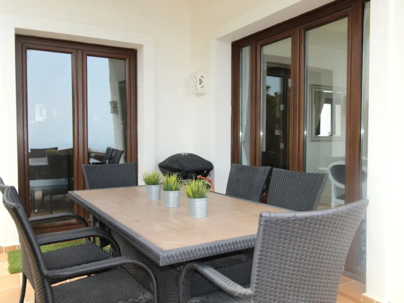 Situated on a gated community just a short walk from the beautiful village of Benahavis and all its famous restaurants, and just seven kilometres inland from the glamourous coastal hotspots of Puerto Banus and Marbella lies this contemporary south facing 