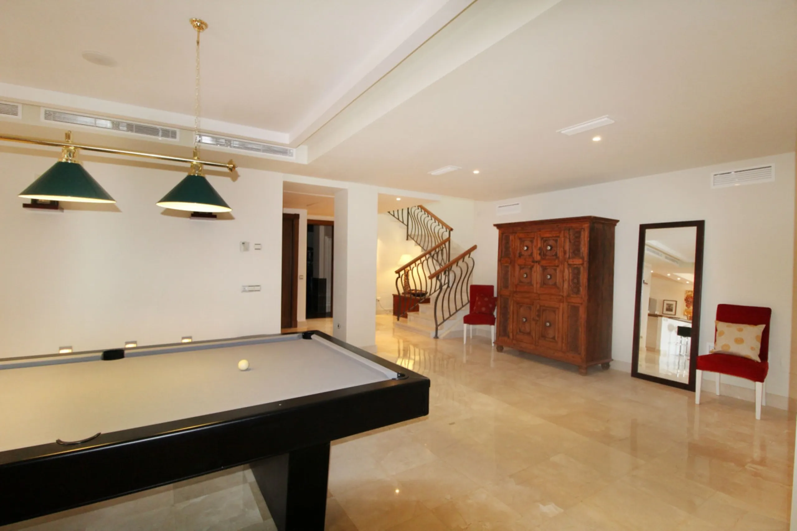 Situated on a gated community just a short walk from the beautiful village of Benahavis and all its famous restaurants, and just seven kilometres inland from the glamourous coastal hotspots of Puerto Banus and Marbella lies this contemporary south facing 