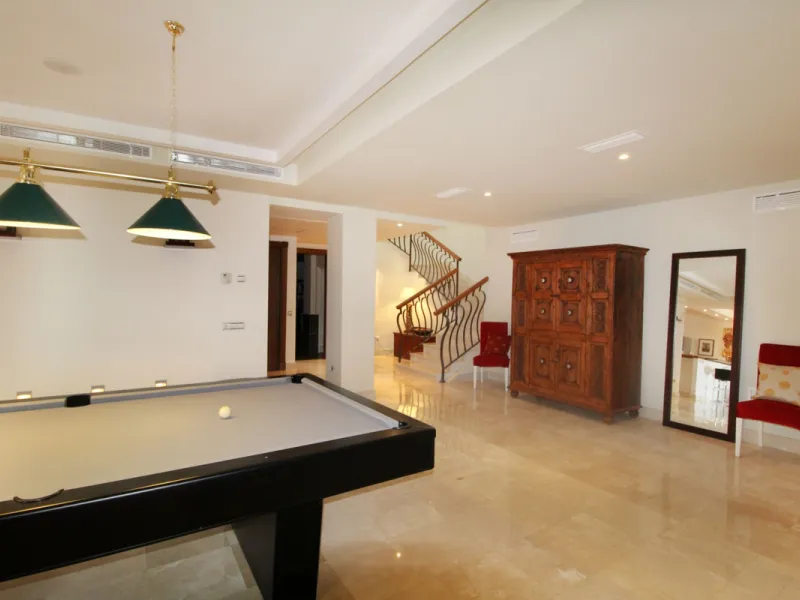 Situated on a gated community just a short walk from the beautiful village of Benahavis and all its famous restaurants, and just seven kilometres inland from the glamourous coastal hotspots of Puerto Banus and Marbella lies this contemporary south facing 