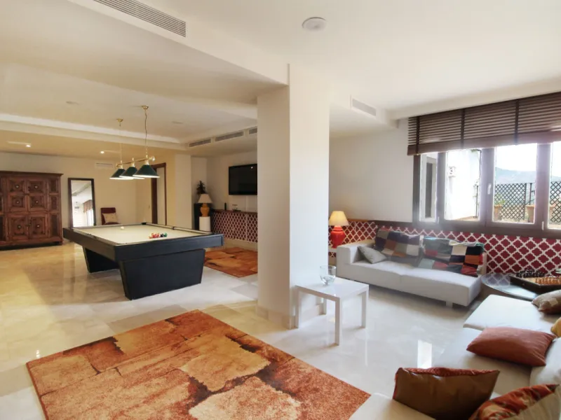 Situated on a gated community just a short walk from the beautiful village of Benahavis and all its famous restaurants, and just seven kilometres inland from the glamourous coastal hotspots of Puerto Banus and Marbella lies this contemporary south facing 