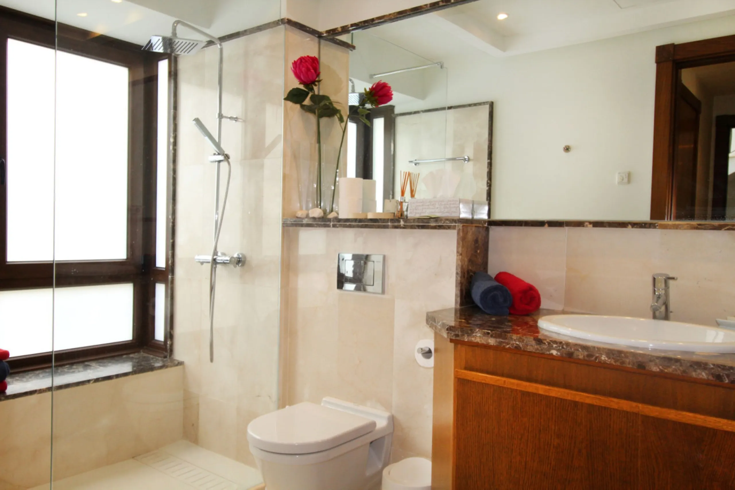 Situated on a gated community just a short walk from the beautiful village of Benahavis and all its famous restaurants, and just seven kilometres inland from the glamourous coastal hotspots of Puerto Banus and Marbella lies this contemporary south facing 