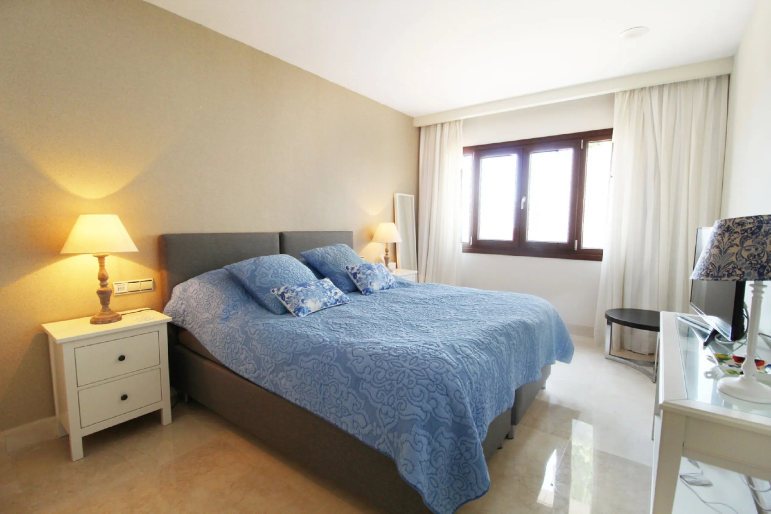 Situated on a gated community just a short walk from the beautiful village of Benahavis and all its famous restaurants, and just seven kilometres inland from the glamourous coastal hotspots of Puerto Banus and Marbella lies this contemporary south facing 